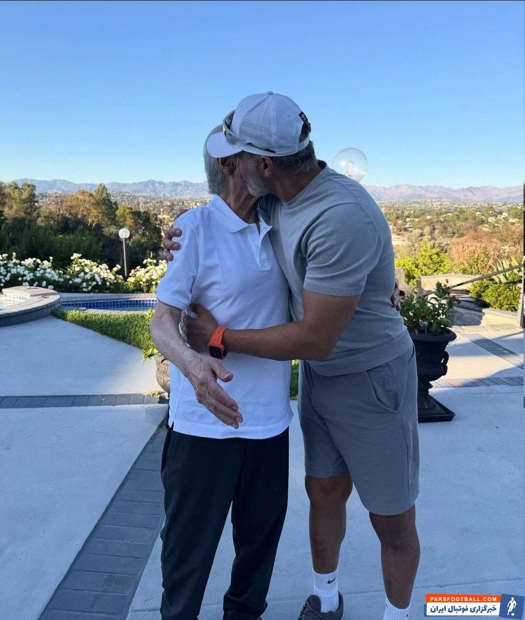 احمدرضا عابدزاده اسطوره فوتبال ایران با عارف خواننده دیدار کرد