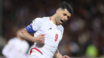 مهدی طارمی ستاره تیم ملی پیراهن خود را به هوادار تاجیکی هدیه داد