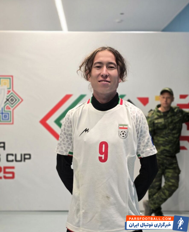 مهدی طارمی ستاره تیم ملی پیراهن خود را به هوادار تاجیکی هدیه داد