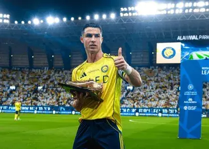 کریستیانو رونالدو دومین کفش طلای خود را در فوتبال عربستان دریافت کرد