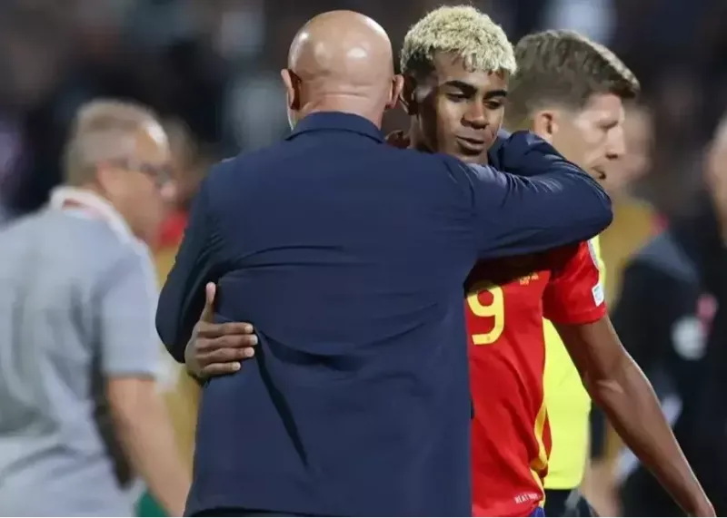 ناراحتی خفیف لامین یامال از ناحیه کمر و احتمال غیبت در دیدار با ترکیه