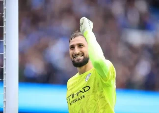 خوشحالی ویژه دوناروما روبروس سکوی هواداران منچستریونایتد پس از برد منچسترسیتی