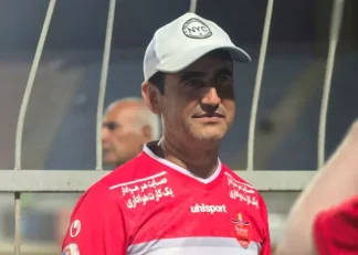 یکی از هواداران تیم ملی تاجیکستان با پیراهن پرسپولیس در این بازی حاضر شده است