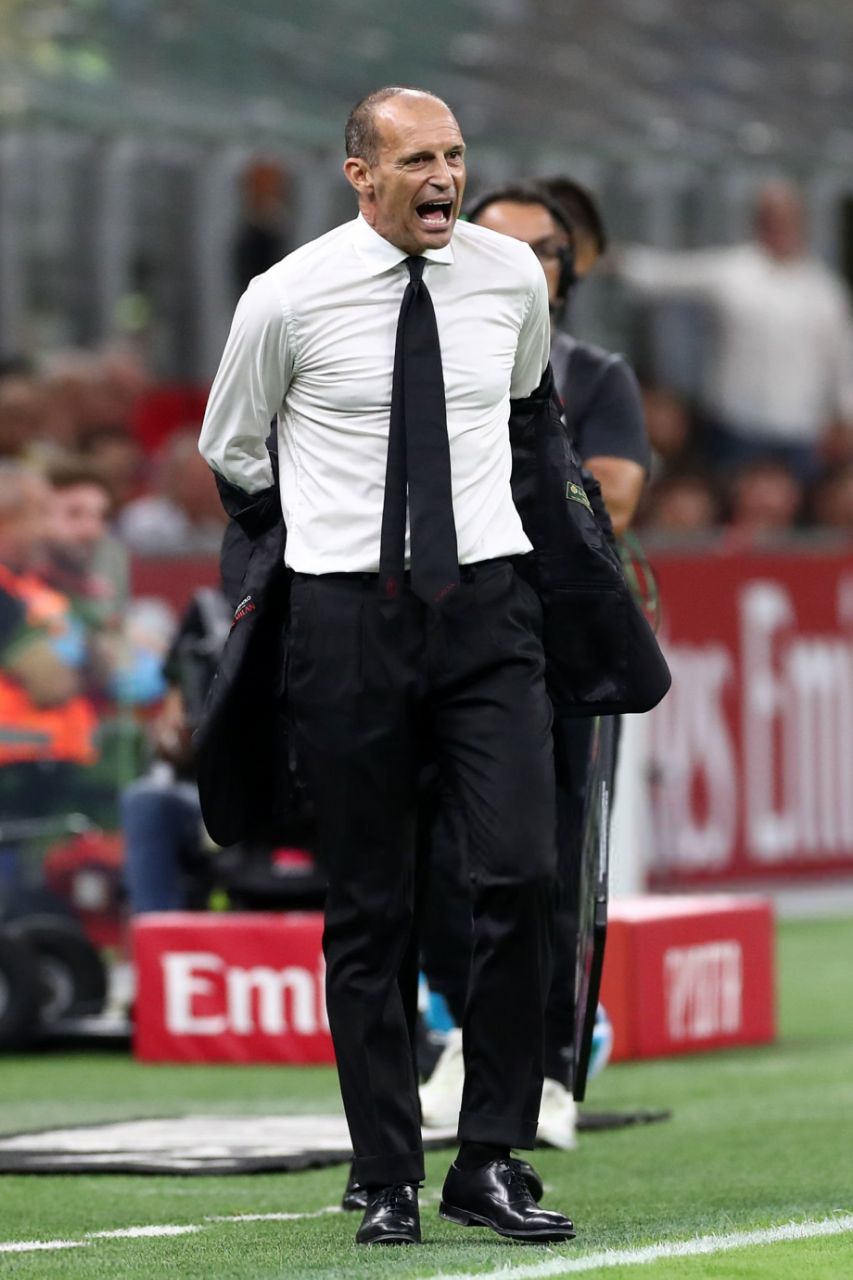 img_20250915_003523_155 ماسیمیلیانو الگری سرمربی ایتالیایی در کنار زمین - میلان