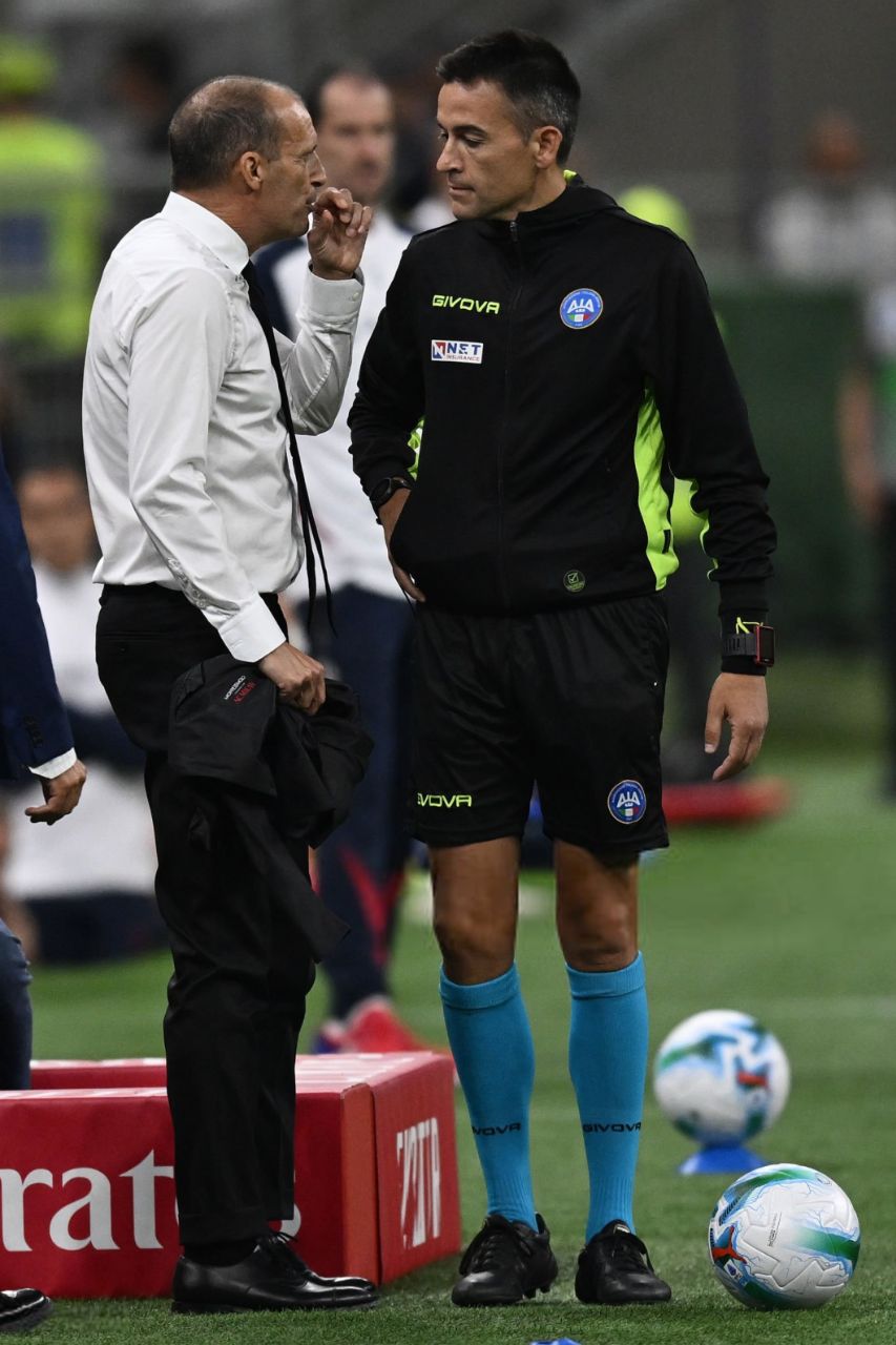 img_20250915_003524_791 ماسیمیلیانو الگری سرمربی ایتالیایی در کنار زمین - میلان