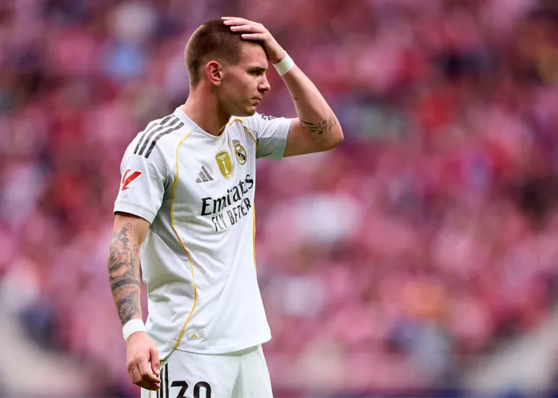 شوت فرانکو ماستانتونو، ستاره رئال مادرید به سمت تماشاگران اتلتیکومادرید