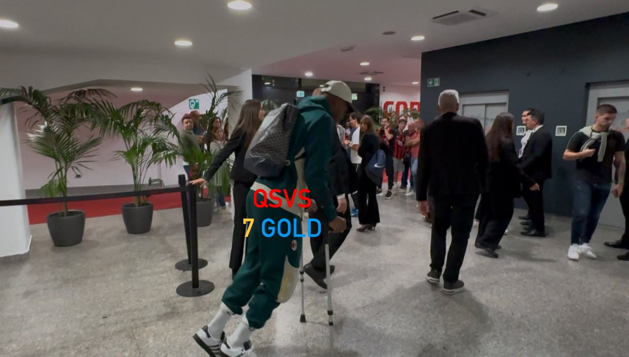 مایک منیان با عصا