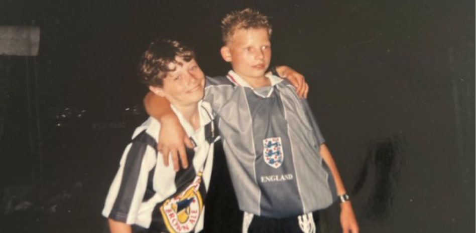 روبرت لواندوفسکی در کودکی با لباس نیوکاسل