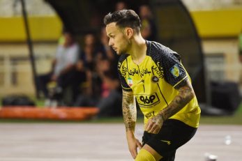 باز کردن گچ پای مصدوم ایوان سانچس ستاره سپاهان