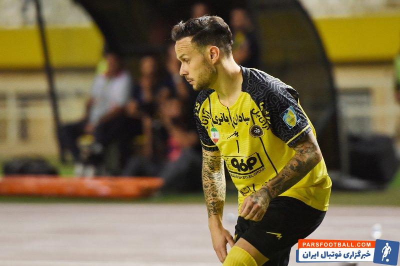 باز کردن گچ پای مصدوم ایوان سانچس ستاره سپاهان