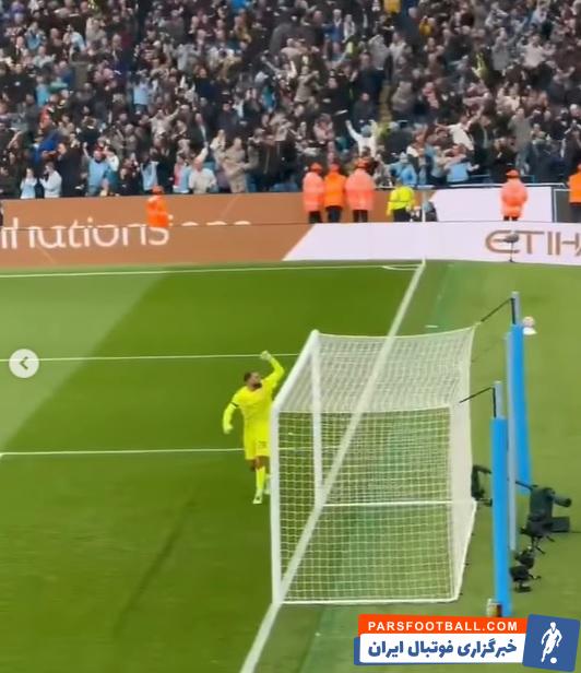 خوشحالی ویژه دوناروما روبروس سکوی هواداران منچستریونایتد پس از برد منچسترسیتی