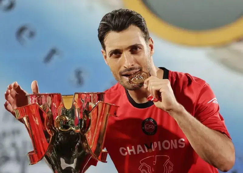 پوستر ویژه تراکتور برای صدمین بازی شجاع خلیل‌زاده با پیراهن این تیم