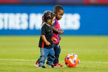 عصبانیت رافینیا از رفتار نژاد پرستانه کارکنان دیزنی‌لندِ با پسرش در پاریس