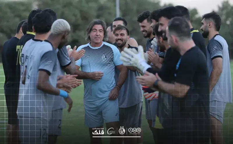 بازیکنان استقلال با تشکیل تونلی انسانی تولد ریکاردو ساپینتو را به وی تبریک گفتند