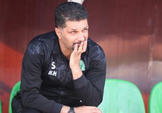 سید مجتبی حسینی سرمربی آلومینیوم از سکو ها برد تیمش برابر پیکان را جشن گرفت