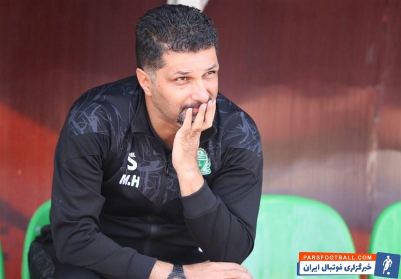 سید مجتبی حسینی سرمربی آلومینیوم از سکو ها برد تیمش برابر پیکان را جشن گرفت