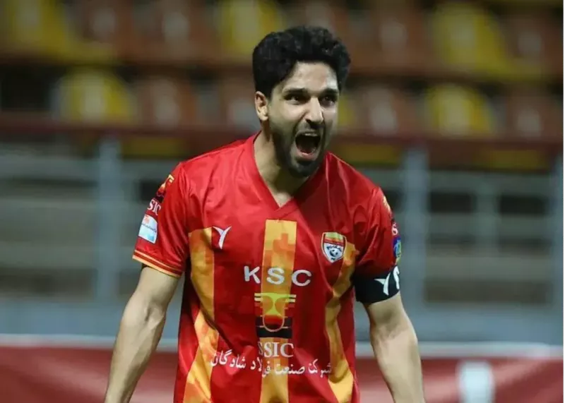 عملکرد درخشان ساسان انصاری در پست دفاع راست فولاد در دیدار برابر تراکتور