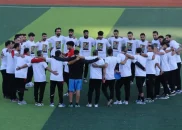 بوسه احمد محمدنژاد به دست مادرش در جشن پیروزی نساجی برابر مس کرمان