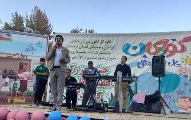 آسمان سنندج میزبان پرواز هزاران بادبادک کودکانه شد