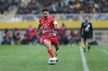 امید عالیشاه کاپیتان پرسپولیس به عیادت محمود خوردبین در بیمارستان رفت