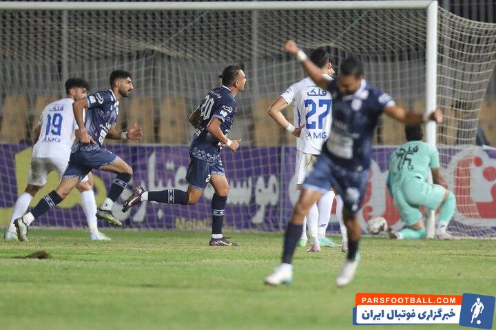 حنیف عمران زاده پس از گلزنی چادرملو به استقلال به خوشحالی پرداخت