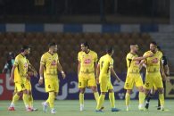 تصویری از بوسه فردین نجفی بازیکن فجرسپاسی بر دستان مادرش