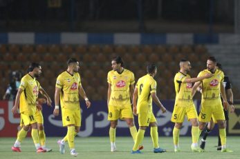 تصویری از بوسه فردین نجفی بازیکن فجرسپاسی بر دستان مادرش