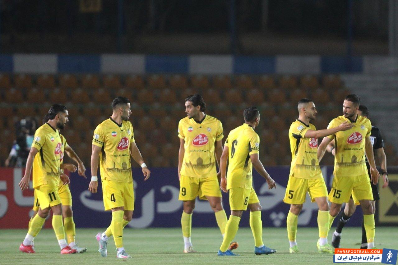 تصویری از بوسه فردین نجفی بازیکن فجرسپاسی بر دستان مادرش