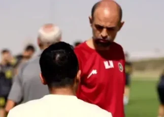 محمد کریمی کاپیتان تیم سپاهان با عصا در تمرین حضور پیدا کرد