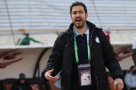 کلیپ عکس یادگاری خسرو حیدری مربی استقلال با هوادار نوجوان آبی پوشان پس از تساوی 1 بر 1 مقابل چادرملوی اردکان