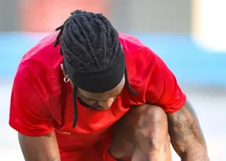 تیوی بیفوما وینگر کنگویی پرسپولیس به دلیل مسائل انضباطی از لیست بازی با ذوب‌آهن کنار گذشته است. غایب بزرگ این بازی خواهد بود. البته پیش از این نیز، کادر فنی پرسپولیس رضایت چندانی از بیفوما نداشتند. چرا که او نتوانسته بود در حد انتظار ظاهر شود.