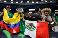 حضور هوادار مکزیک با کاستوم شخصیت شرک روی سکوها در دیدار برابر کلمبیا