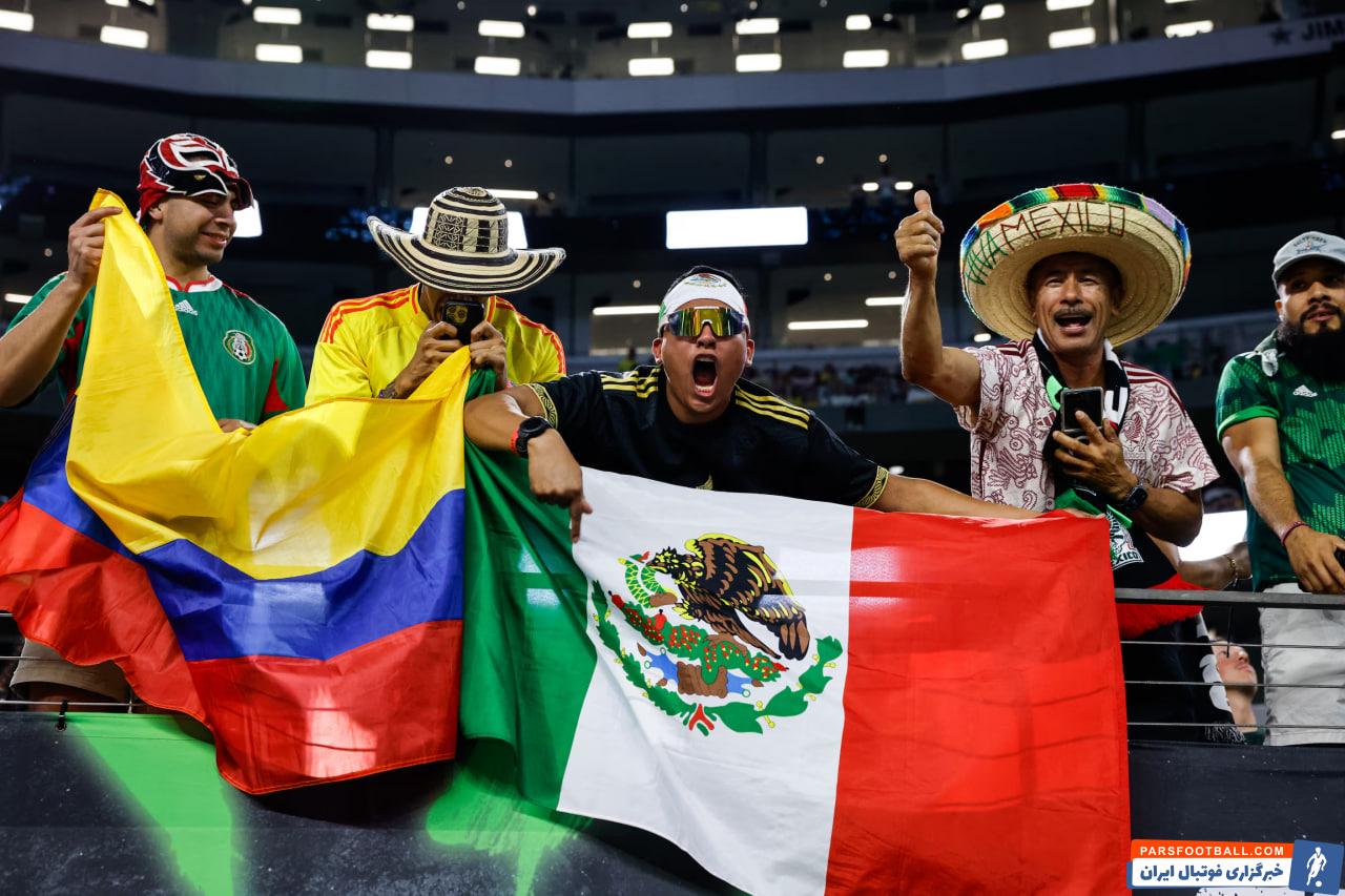 حضور هوادار مکزیک با کاستوم شخصیت شرک روی سکوها در دیدار برابر کلمبیا