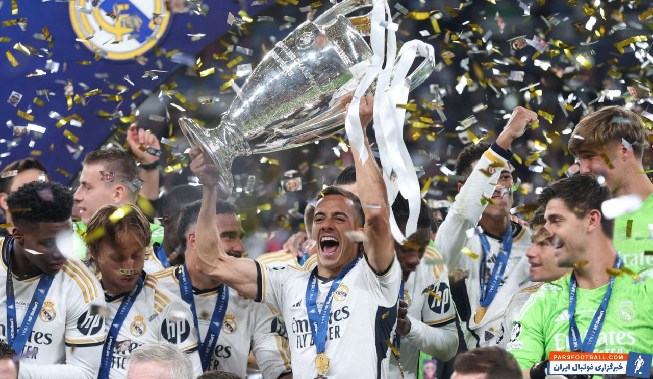 تیفوی لوکاس وازکز در کودکی، با کاپشن سبز و شالی از رئال مادرید در سکوهای برنابئو