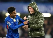 تصویری از پرش جورل هاتو بر روی پالمر مصدوم در جشن برد برابر لیورپول