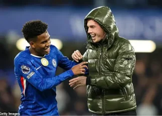 تصویری از پرش جورل هاتو بر روی پالمر مصدوم در جشن برد برابر لیورپول