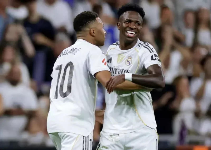 استوری حمایتی امباپه از وینیسیوس : «همیشه در قایق تو هستم»