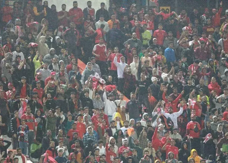 تشویق یکصدای هواداران پرسپولیس برای برانکو در پایان دیدار با گل گهر