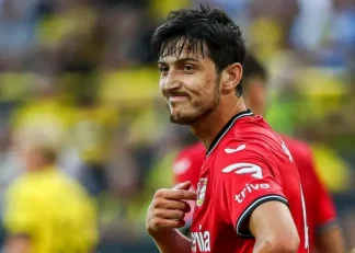 حضور سردار آزمون با عصا در اردوی تیم ملی در کشور امارات