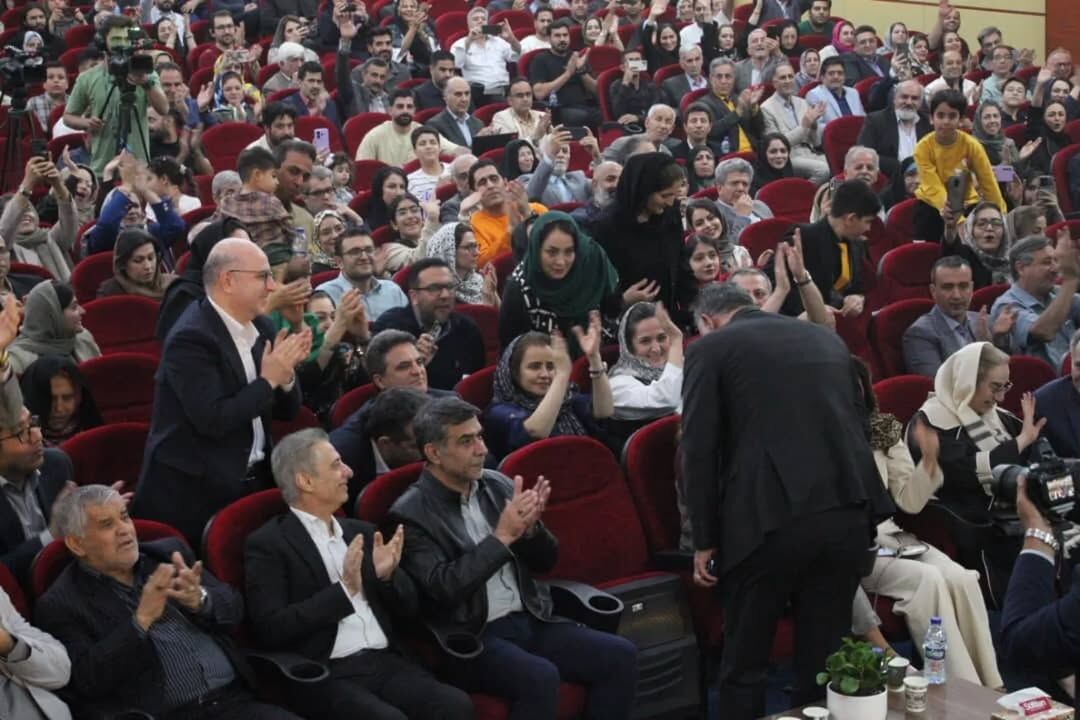 410412 فروش پیراهن و کفش علی دایی به مبلغ ۸ میلیارد و ۵۰۰ میلیون تومان برای کار خیر +عکس و ویدیو