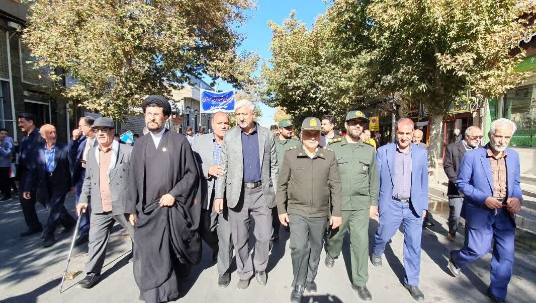 5756946 حضور پرشور مردم و مسئولان تویسرکان در راهپیمایی یومالله ۱۳ آبان