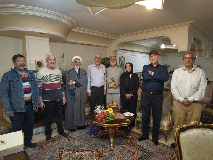 5759368 تندیسهایی به یاد دهقان فداکار