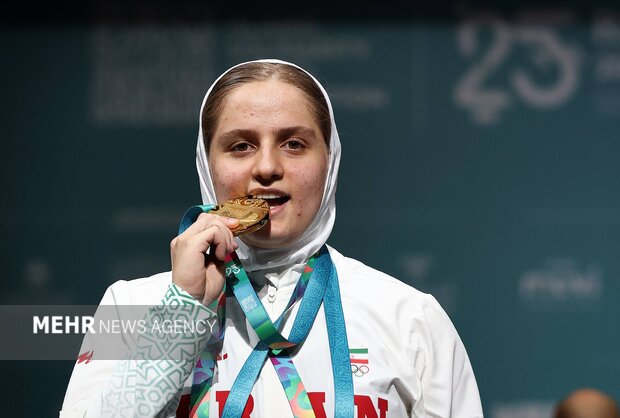 5769264-1 الهام حسینی: آینده وزنهبرداری ایران روشن است/ دختران فراتر از انتظار