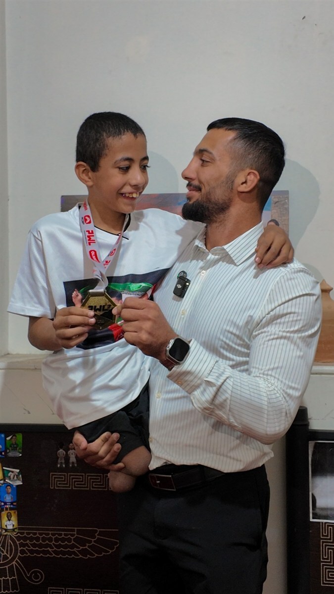 محمدرضا گرایی حرکت پهلوانانه قهرمان المپیک توکیو؛ محمدرضا گرایی مدال خود را به کودک معلول اهدا کرد