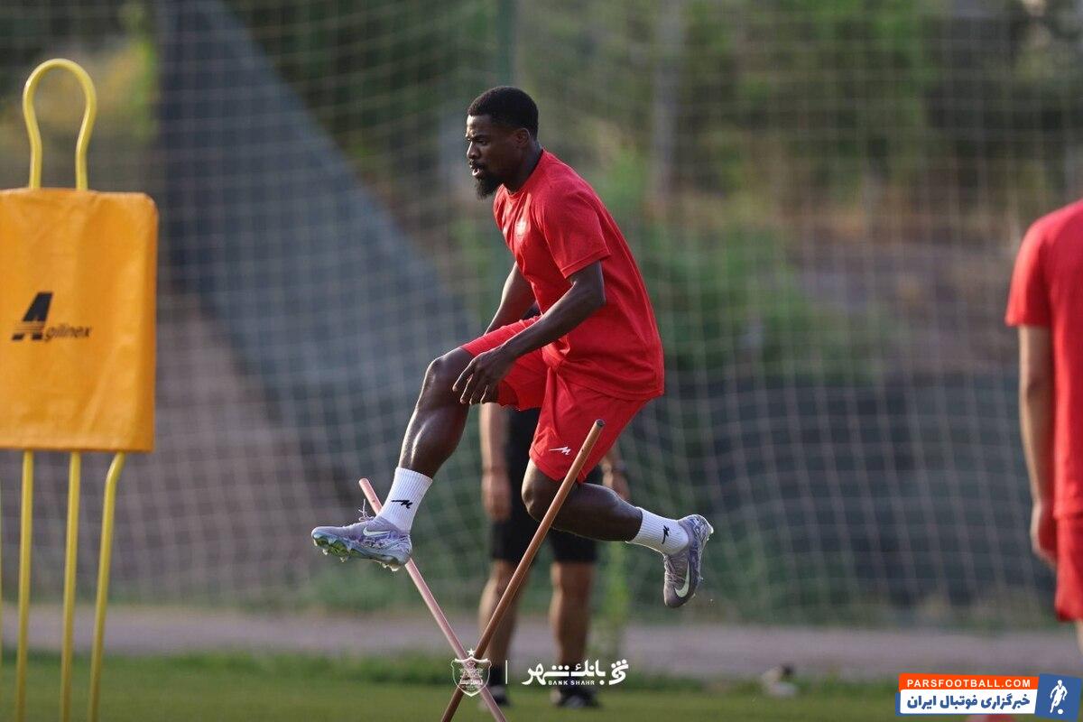 مصدومیت اوریه پیش از شروع دیدار با استقلال خوزستان و خروج از ترکیب پرسپولیس