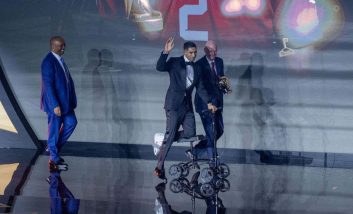 بوسهی اشرف حکیمی بر سر مادرش پس از انتخاب به عنوان مرد سال فوتبال آفریقا 2025