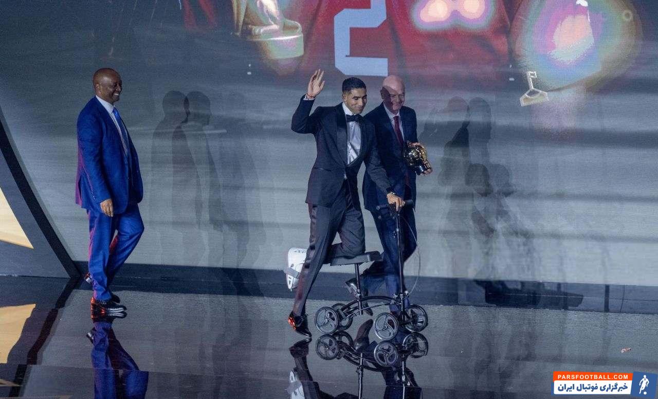 بوسه‌ی اشرف حکیمی بر سر مادرش پس از انتخاب به عنوان مرد سال فوتبال آفریقا 2025