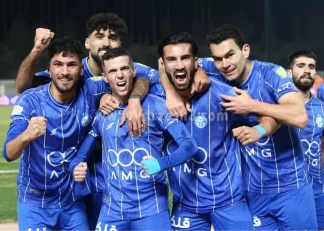 روزبه چشمی و وریا غفوری کاپیتان های برنده فعلی و قبلی در تمرین استقلال