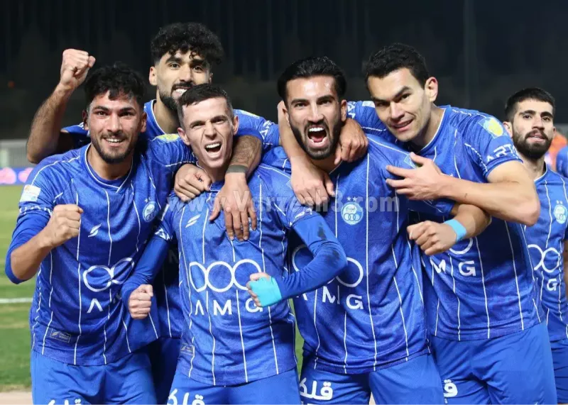 روزبه چشمی و وریا غفوری کاپیتان های برنده فعلی و قبلی در تمرین استقلال