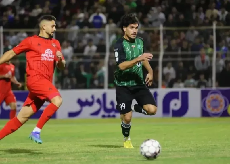 عارف قزل با پیراهنی با تصویر صابر کاظمی در جشن پیروزی خیبر خرم‌آباد شرکت کرد